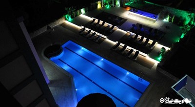 استخر روباز هتل هپی آپارتمان در شب